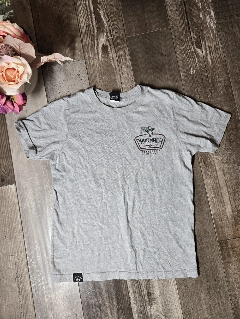 Pharmacy Board Shop Boys Gray Graphic Tee Size Medium (7/8)
